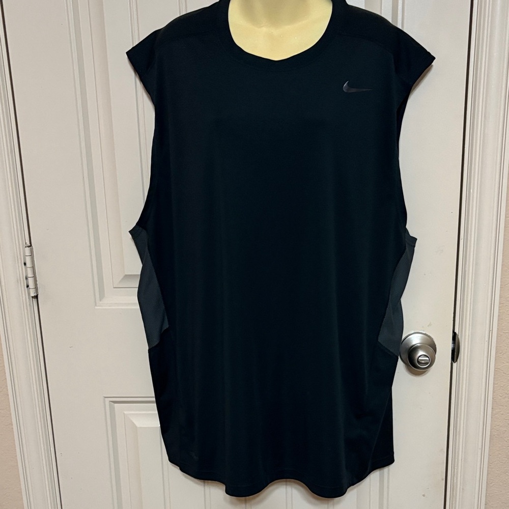 4/$10 item🤑 Men’s Nike Dri-Fit Black Sleeveless Sport Shirt w/grey mesh sidevent